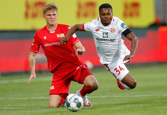 篮球勇士队内三分比赛，球星夺冠