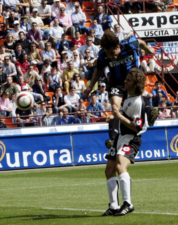 有点吓人！赞比亚绝平功臣达卡空翻庆祝，结果脖子着地（惊险一幕：赞比亚绝平功臣达卡空翻庆祝，竟以脖颈着地收场）