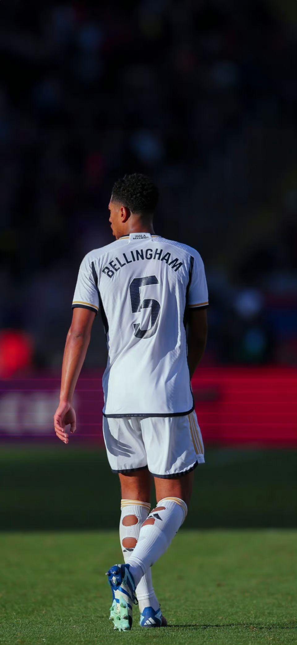 曼联在传闻中受到“特殊”德甲边锋的诱惑，内部人士透露他被告知要拒绝转会（曼联据传看上“特别”德甲边锋，知情者称球员已被建议拒绝加盟）