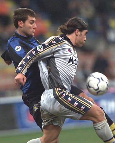 支持球队！欧文坐在场边观看独行侠对阵湖人的比赛